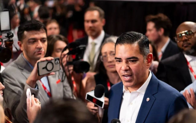 El representante Robert Garcia (D-Calif.) habla con miembros de la prensa en la sala de spinning tras el debate presidencial entre el presidente Joe Biden y el expresidente Donald J. Trump en Atlanta, Georgia, el 27 de junio de 2024. (Madalina Vasiliu/The Epoch Times)