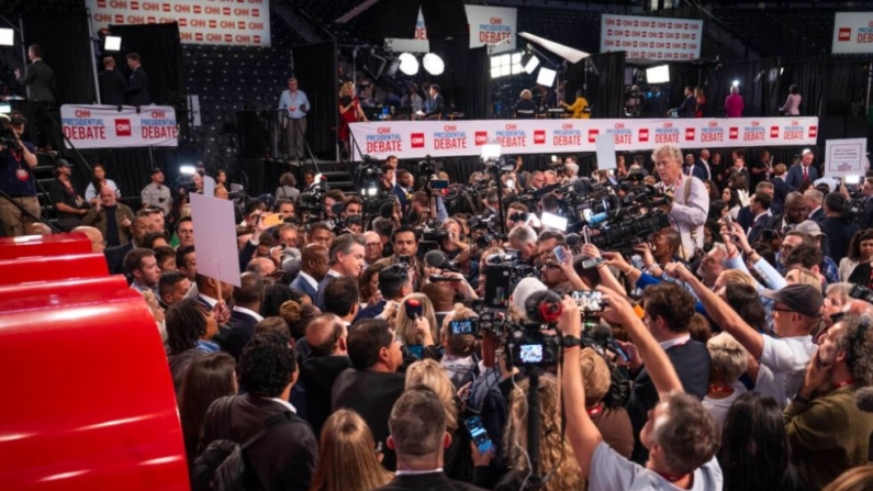 La "sala de spinning" tras el debate presidencial entre el expresidente Donald J. Trump y el presidente Joe Biden en Atlanta, Georgia, el 27 de junio de 2024. (Madalina Vasiliu/The Epoch Times)