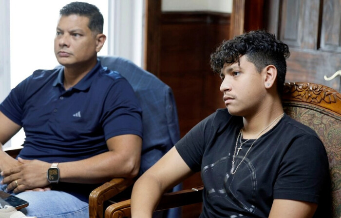 Royer Borges y su hijo, Anthony Borges, víctima del tiroteo de Parkland, sentados en la oficina de su abogado en Wilton Manors, Florida, el 26 de junio de 2024. (Carline Jean/South Florida Sun-Sentinel vía AP)