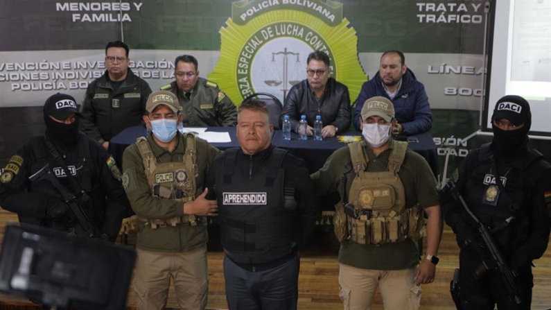 El destituido jefe militar del Ejército de Bolivia, Juan José Zúñiga (c), es presentado en dependencias de la Fuerza Especial de Lucha Contra el Crimen el 26 de junio de 2024, tras ser detenido por ser parte de una toma de militares de la sede del Gobierno de Bolivia, en La Paz (Bolivia). EFE/ STR