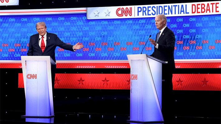 El presidente Joe Biden y el expresidente y candidato presidencial republicano Donald Trump participan en el primer debate presidencial de las elecciones de 2024 en los estudios de la CNN en Atlanta, Georgia, el 27 de junio de 2024. (ANDREW CABALLERO-REYNOLDS/AFP vía Getty Images)
