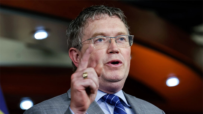 El representante Thomas Massie (R-Ky.) habla en una conferencia de prensa del Caucus de la Segunda Enmienda de la Cámara de Representantes en el Capitolio de EE. UU., el 8 de junio de 2022. (Kevin Dietsch/Getty Images)
