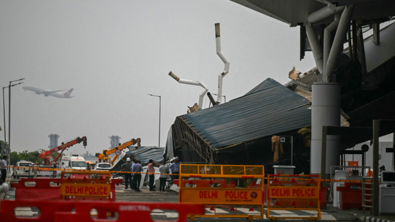 Rescatistas trabajan en el techo derrumbado de la terminal del aeropuerto internacional de Nueva Delhi después de fuertes lluvias en Nueva Delhi (India) el 28 de junio de 2024. (Arun Sankar/AFP vía Getty Images)