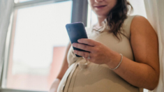 Usar el celular redujo las conversaciones entre madre e hijo en un 16%: Estudio