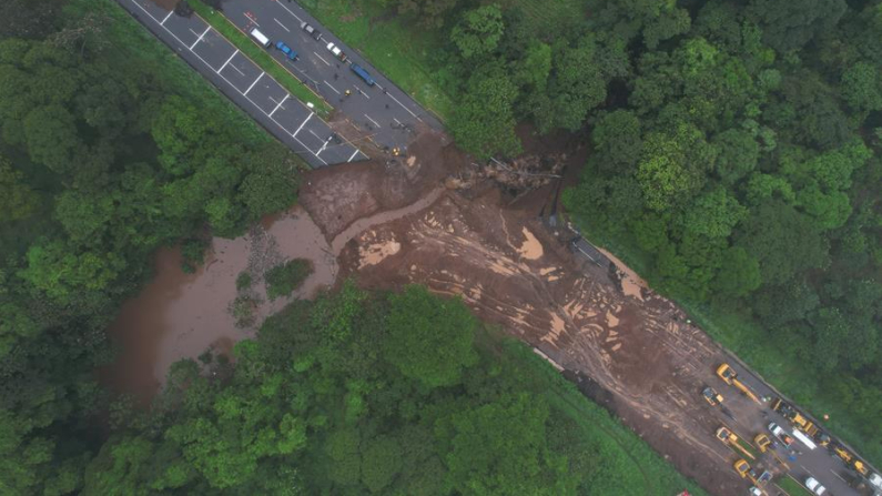 Foto de archivo que muestra desde el aire un tramo de carretera, que comunica la Ciudad de Guatemala con los principales puertos del océano Pacífico, afectado por las fuertes lluvias. EFE/ STR