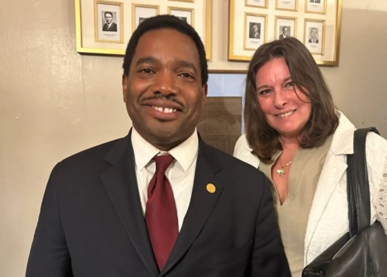 Renee Moore (dcha.) y Richard Johnson Jr. (izq.) asisten a la fiesta de observación del debate del Metropolitan Republican Club en Manhattan el 27 de junio de 2024 (Juliette Fairley/The Epoch Times)