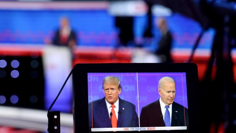 El presidente Joe Biden y el ex presidente y candidato presidencial republicano Donald Trump participan en el primer debate presidencial de las elecciones de 2024 en los estudios de CNN en Atlanta, Georgia, el 27 de junio de 2024. (Andrew Caballero-Reynols/AFP vía Getty Images)