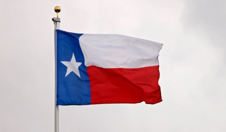 Vista general de la bandera del estado de Texas durante un evento en San Antonio, Texas, el 30 de marzo de 2023. (Mike Mulholland/Getty Images)