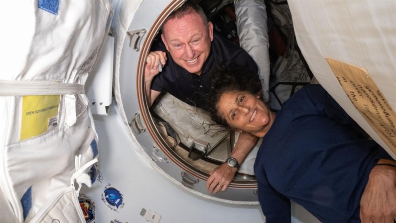 Fotografía cedida por la NASA donde aparecen los astronautas Barry 'Butch' Wilmore y Sunita 'Suni' Williams mientras posan para una foto el 13 de junio de 2024 dentro del vestíbulo entre el puerto delantero del módulo Harmony de la Estación Espacial Internacional y la cápsula Starliner de Boeing. EFE/ NASA