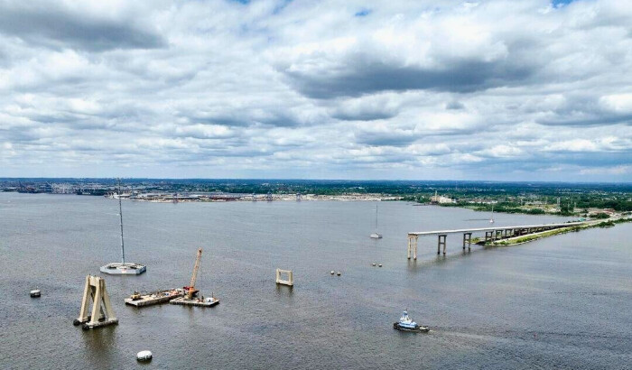 Un remolcador viaja hacia el puerto de Baltimore cerca del puente Francis Scott Key en el río Patapsco en Baltimore, el 11 de junio de 2024. (Kevin Dietsch/Getty Images)