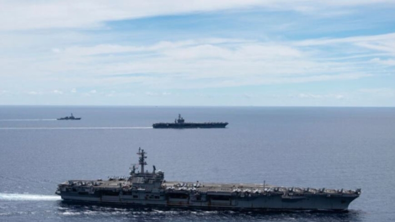 El USS Ronald Reagan (CVN 76, delante) y el USS Nimitz (CVN 68, detrás) Carrier Strike Groups navegan juntos en formación, en el Mar del Sur de China, el 6 de julio de 2020. (Especialista en Comunicación de Masas de 3ª Clase Jason Tarleton/U.S. Navy via AP)