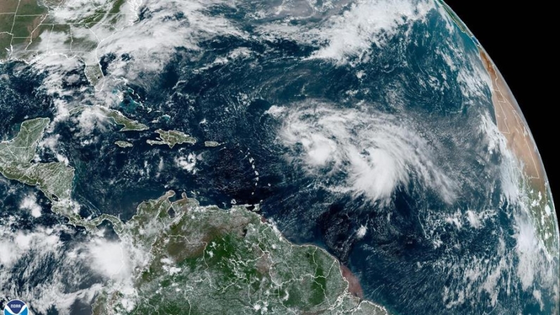 Fotografía de archivo satelital cedida por la Oficina Nacional de Administración Oceánica y Atmosférica (NOAA) a través del Centro Nacional de Huracanes (NHC) de Estados Unidos donde se muestra la localización un par de tormentas tropicales. EFE/ NOAA-NHC