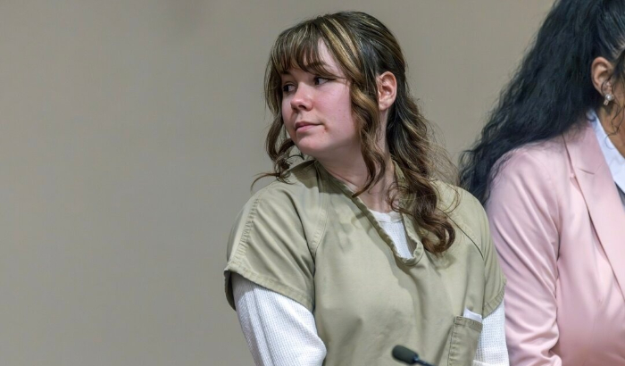 La armera de Rust Hannah Gutiérrez-Reed mira a los miembros de su familia en su sentencia en el tribunal de distrito de Santa Fe, Nuevo México, el 15 de abril de 2024. (Luis Sánchez Saturno-Pool/Getty Images)