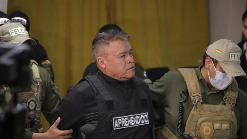 El destituido jefe militar del Ejército de Bolivia, Juan José Zúñiga, es escoltado para su presentación en dependencias de la Fuerza Especial de Lucha Contra el Crimen el 26 de junio de 2024, tras ser detenido por ser parte de una toma de militares de la sede del Gobierno de Bolivia, en La Paz (Bolivia). EFE/ STR