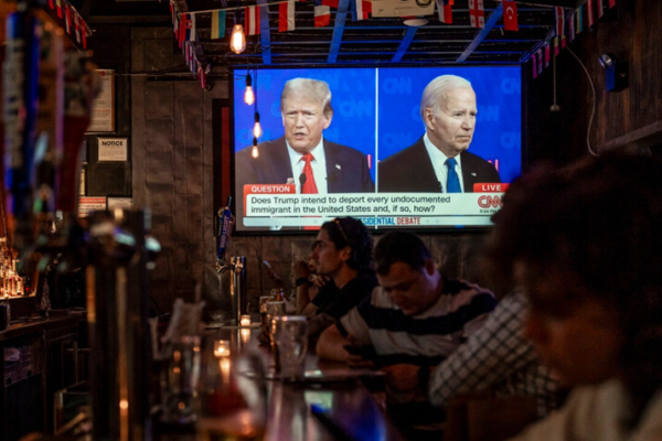 Un grupo de personas observa el debate presidencial entre el presidente Joe Biden y el expresidente Donald Trump, en un bar de Nueva York, el 27 de junio de 2024. (Samira Bouaou/The Epoch Times)