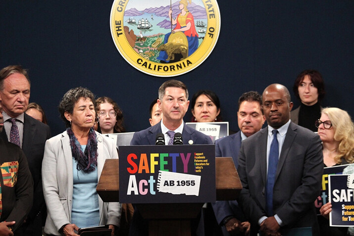 Legislatura de California aprueba proyecto de ley para vetar políticas de notificación a los padres