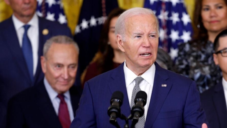 El presidente Joe Biden habla en un evento que marca el 12 aniversario del programa de Acción Diferida para los Llegados en la Infancia (DACA) en la Sala Este de la Casa Blanca el 18 de junio de 2024. (Kevin Dietsch/Getty Images)