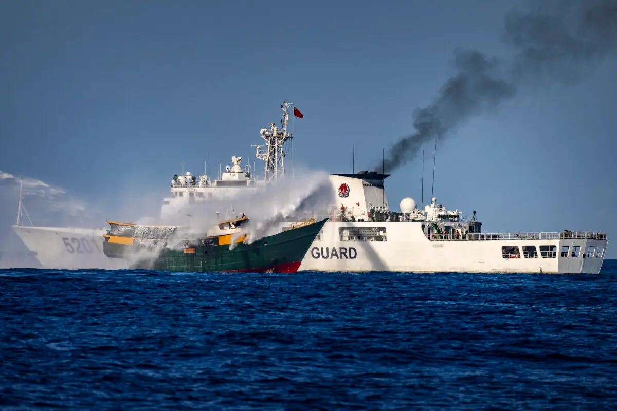 Un buque guardacostas chino dispara un cañón de agua contra el Unaizah May 4, un buque alquilado por la Armada filipina, que realiza una misión rutinaria de reabastecimiento a las tropas estacionadas en Second Thomas Shoal, en el mar de China Meridional, el 5 de marzo de 2024. (Ezra Acayan/Getty Images)