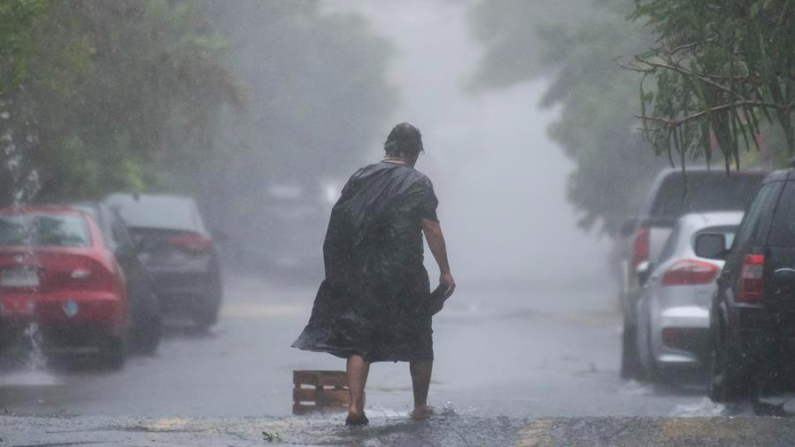 Una persona camina bajo la lluvia, en Monterrey, Nuevo León (México). Imagen de archivo. EFE/ Miguel Sierra