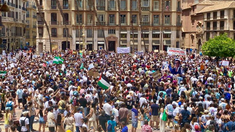 Manifestación de el 29 de junio de 2024 en Málaga (España) contra la proliferación de viviendas turísticas y la saturación de los barrios céntricos. EFE/María Alonso