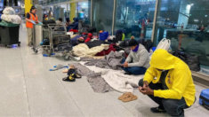 Prohíben a inmigrantes ilegales pernoctar en el aeropuerto Logan de Boston