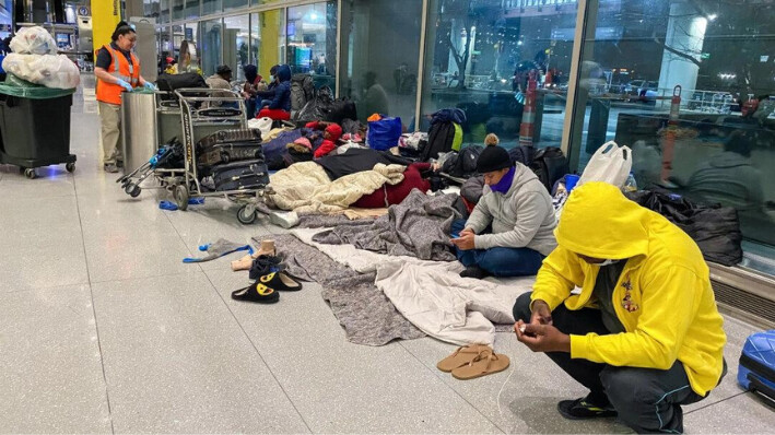 Esta foto sin fecha muestra a algunas de las personas alojadas en el Aeropuerto Internacional Logan de Boston. (Alice Giordano/The Epoch Times)