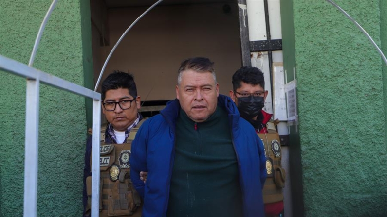 Integrantes de la Fuerza Especial de Lucha Contra el Crimen (Felcc) escoltan al destituido jefe militar Juan José Zuñiga el 29 de junio de 2024, en La Paz (Bolivia). EFE/ STR