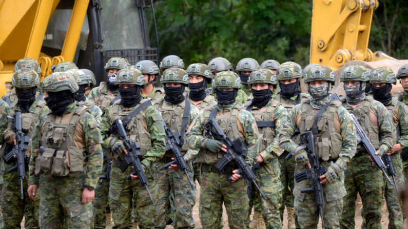 Soldados se ven en la ciudad costera de Santa Elena, Ecuador, el 21 de junio de 2024. (Gerardo Menoscal/AFP vía Getty Images)