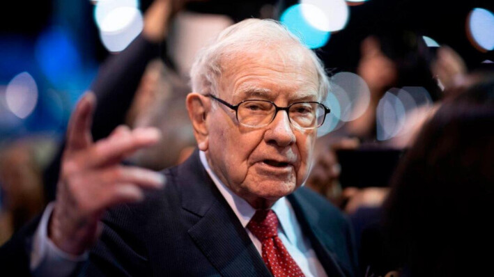 Warren Buffett, CEO de Berkshire Hathaway, habla con la prensa a su llegada a la reunión anual de accionistas de 2019 en Omaha, Nebraska, el 4 de mayo de 2019. (Johannes Eisele/AFP vía Getty Images)