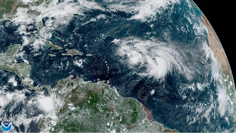 Fotografía de archivo satelital cedida por la Oficina Nacional de Administración Oceánica y Atmosférica (NOAA) a través del Centro Nacional de Huracanes (NHC) de Estados Unidos donde se muestra la localización un par de tormentas tropicales. EFE/ NOAA-NHC