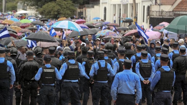 Simpatizantes y líderes de partidos de oposición marchan en contra del gobierno de la presidenta Xiomara Castro y del Foro de São Paulo, el 29 de junio de 2024 en Tegucigalpa (Honduras). EFE/ Gustavo Amador