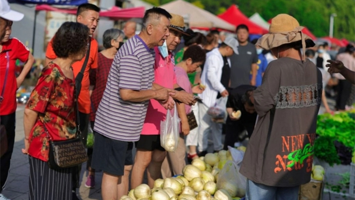 Un mercado al aire libre en Shenyang, en la provincia nororiental china de Liaoning, el 10 de julio de 2023. (STR/AFP vía Getty Images)
