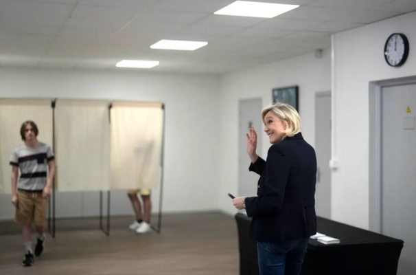 La líder del partido Agrupación Nacional de Francia, Marine Le Pen, llega para votar en Henin-Beaumont, en el norte de Francia, el 30 de junio de 2024. (Thibault Camus/Foto AP)