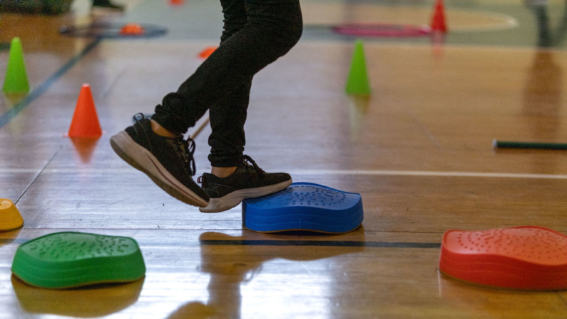 La adolescente autista Ivonne García participa en la sesión del Programa Autismo 3C en el gimnasio de la Universidad Autónoma de Baja California en Tijuana, estado de Baja California, México, el 19 de junio de 2024. (Guillermo Arias / AFP vía Getty Images)