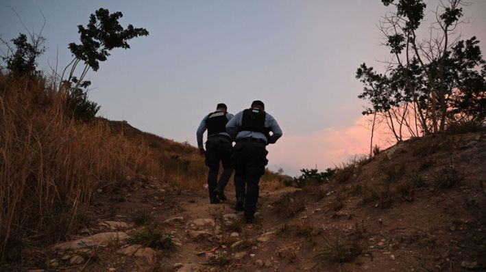 Miembros de la Policía Nacional de Honduras patrullan durante unas operaciones de seguridad al norte de Tegucigalpa, el 29 de mayo de 2024. (ORLANDO SIERRA/AFP vía Getty Images)
