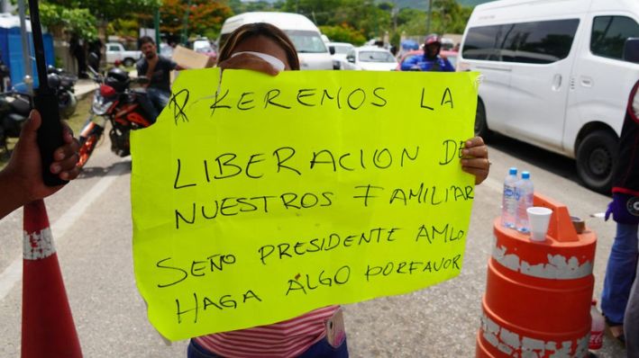 Imagen de archivo de una de los familiares de un grupo de dieciséis trabajadores administrativos de la policía del estado de Chiapas protesta en la carretera por la liberación de sus familiares secuestrados en Chiapa de Corzo, estado de Chiapas, México, el 29 de junio de 2023. (RAUL MENDOZA/AFP via Getty Images)
