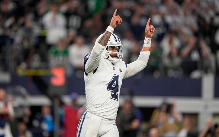 El mariscal de campo de los Dallas Cowboys, Dak Prescott, reacciona después de una jugada contra los Philadelphia Eagles durante la primera mitad de un partido de fútbol americano de la NFL, en Arlington, Texas, el 10 de diciembre de 2023. (Tony Gutierrez/AP Photo)