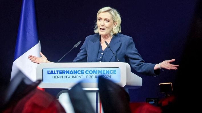 La expresidenta del partido Agrupación Nacional, Marine Le Pen, pronuncia un discurso durante la noche de los resultados de la primera vuelta de las elecciones parlamentarias en Henin-Beaumont, en el norte de Francia, el 30 de junio de 2024. (Francois Lo Presti/AFP vía Getty Images)
