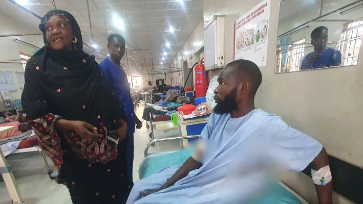 Una víctima herida de un atentado suicida recibe tratamiento en un hospital de Maiduguri, Nigeria, domingo 30 de junio de 2024. (AP Photo/Joshua Omiri)