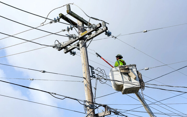 Trabajadores de servicios públicos reparan cables eléctricos en Guerneville, California, el 9 de enero de 2023. (Justin Sullivan/Getty Images)