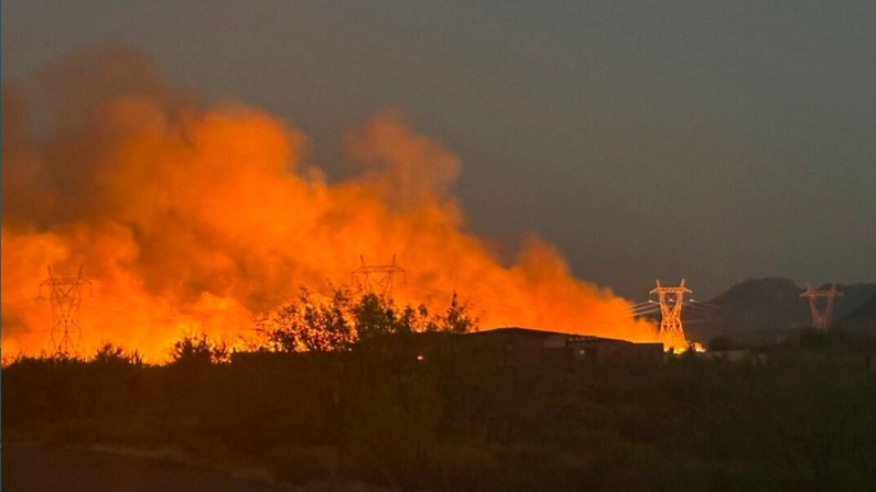 Humo procedente del incendio de Boulder View, cerca de Phoenix, el 27 de junio de 2024. (Departamento de Silvicultura y Manejo de Incendios vía AP)