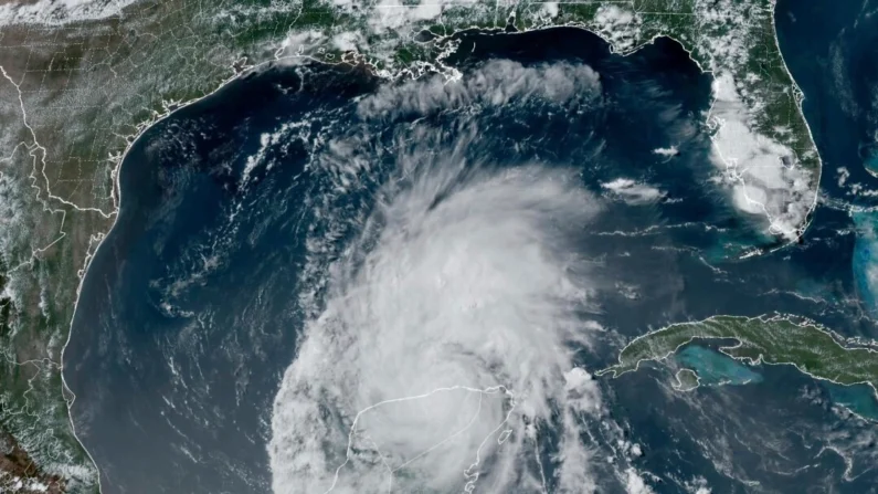 Imagen satelital del huracán Baryl sobre la península de Yucatán, México, el 5 de julio de 2024. (NOAA vía AP)