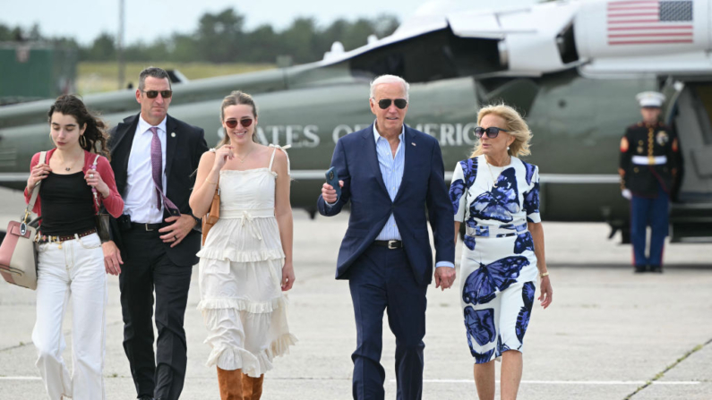 El presidente Joe Biden y la primera dama Jill Biden, junto con sus nietas Natalie (izq.) y Finnegan (segunda izq.), caminan desde el Marine One para abordar el Air Force One en el aeropuerto Francis S. Gabreski en Westhampton Beach, Nueva York, el 29 de junio de 2024. (Mandel Ngan/AFP via Getty Images)