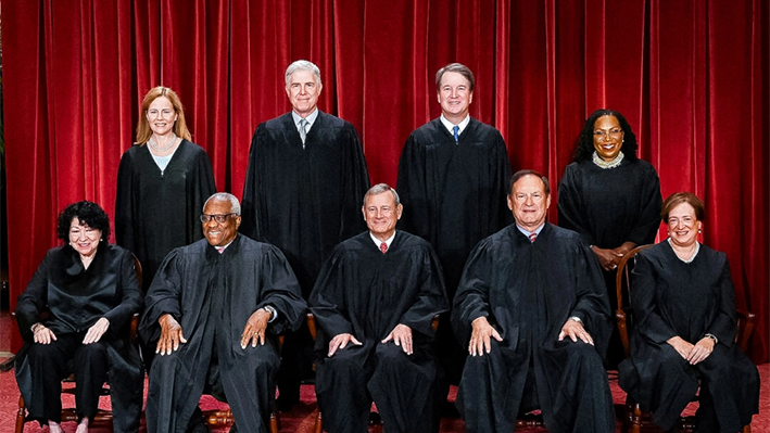 Jueces de la Corte Suprema de EE.UU. posan para su foto oficial en la Corte Suprema en Washington el 7 de octubre de 2022. (Olivier Douliery/AFP vía Getty Images)