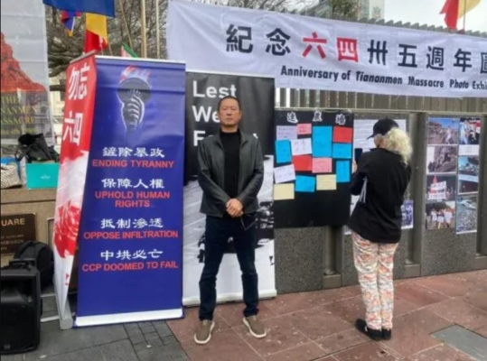 Zhang Heli se une a un memorial para conmemorar el 35 aniversario de la masacre de la plaza de Tiananmen de 1989 en la plaza Aotea de Auckland, Nueva Zelanda, el 3 de junio de 2024. (Cortesía de Zhang Heli)