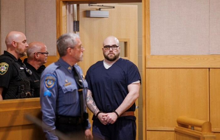 Joseph Eaton entra en una sala del Tribunal de Distrito de West Bath para su comparecencia, en West Bath, Maine, el 28 de julio de 2023. (Brianna Soukup/Pool/Portland Press Herald vía AP)
