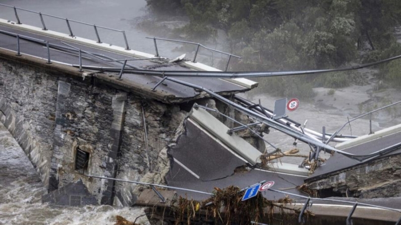 El puente de Visletto destruido por la tormenta, en Visletto, en el valle de Maggia, al sur de Suiza, el 30 de junio de 2024. (Michael Buholzer/Keystone vía AP)