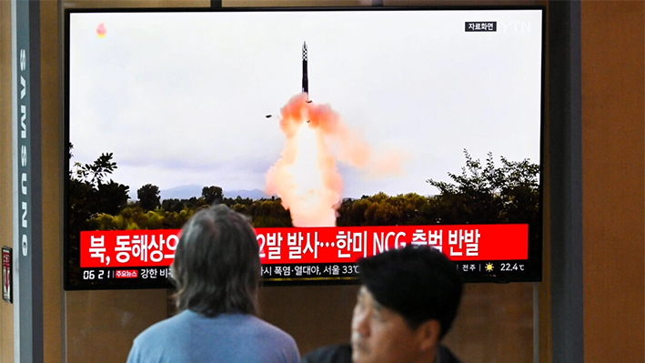 Un grupo de personas observa una pantalla de televisión que muestra un noticiario con imágenes de archivo de una prueba de misiles norcoreana, en una estación de ferrocarril de Seúl, Corea del Sur, el 19 de julio de 2023. (Jung Yeon-je/AFP vía Getty Images)
