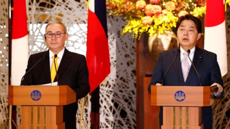 El ministro de Asuntos Exteriores de Filipinas, Teodoro Locsin Jr. (izq.), asiste a una rueda de prensa con el ministro de Asuntos Exteriores de Japón, Yoshimasa Hayashi (der.), en Tokio, el 9 de abril de 2022. (Rodrigo Reyes Marin AFP vía Getty Images)