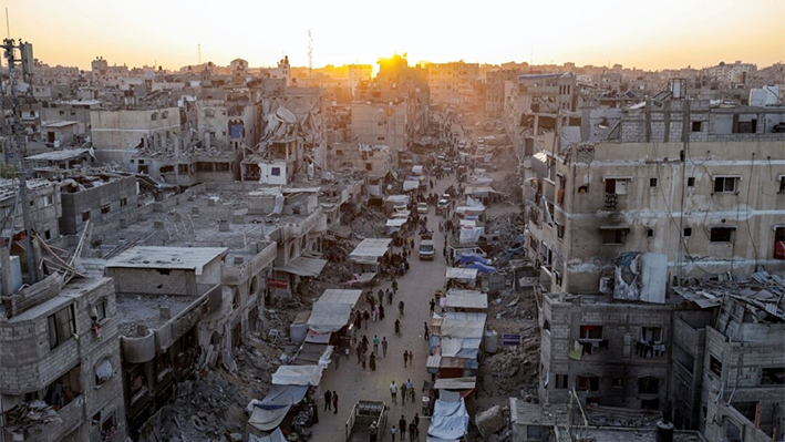 Palestinos desplazados por los bombardeos israelíes en la Franja de Gaza caminan por un mercado callejero en Khan Younis, sur de la Franja de Gaza, el 29 de junio de 2024. (Jehad Alshrafi/Foto AP)
